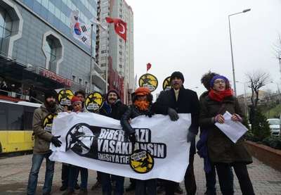 Güney Kore’ye biber gazı protestosu