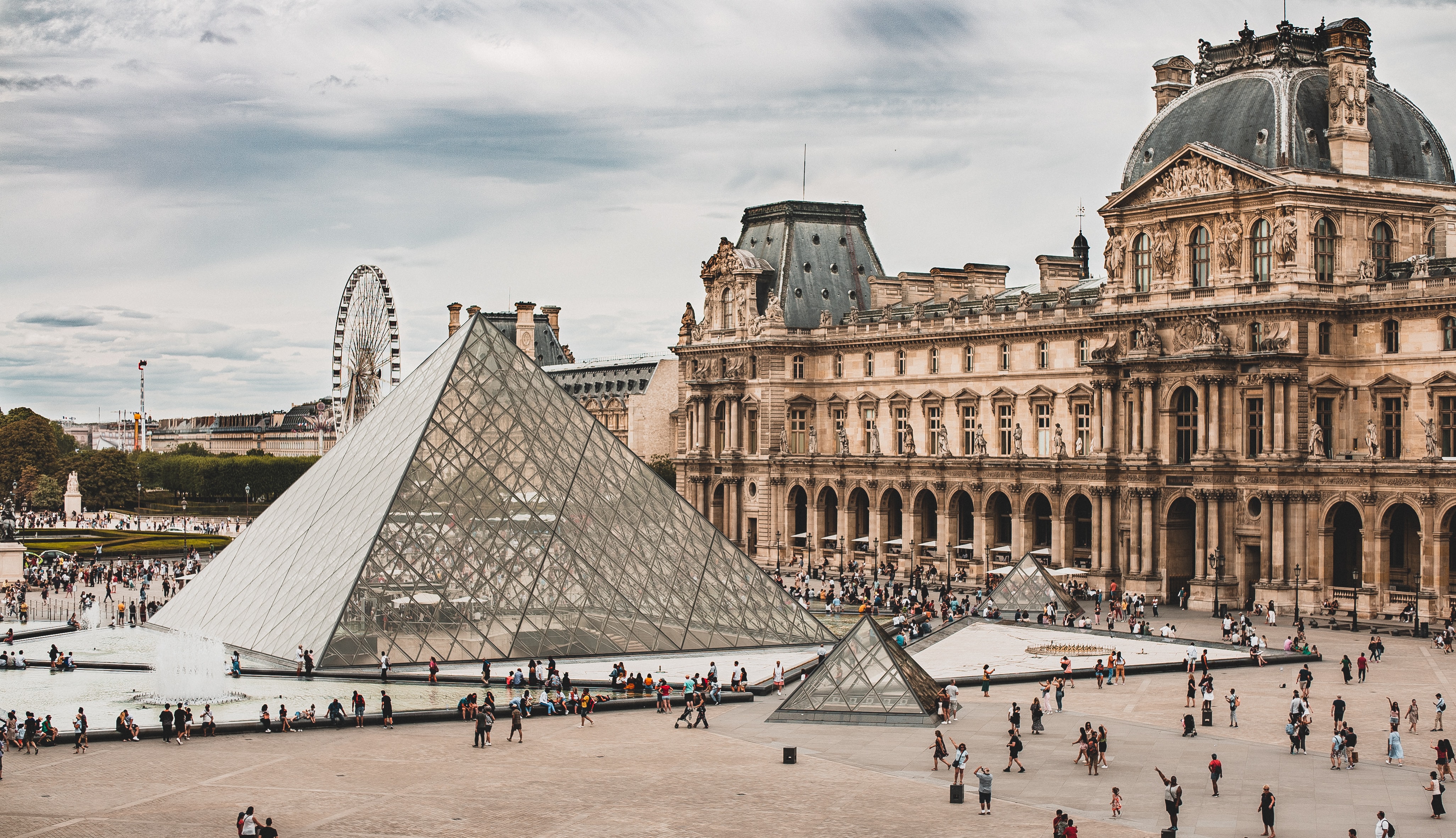 Fransa’da Louvre Müzesi eski müdürü, tarihi eser kaçakçılığına “göz yummakla” suçlanıyor