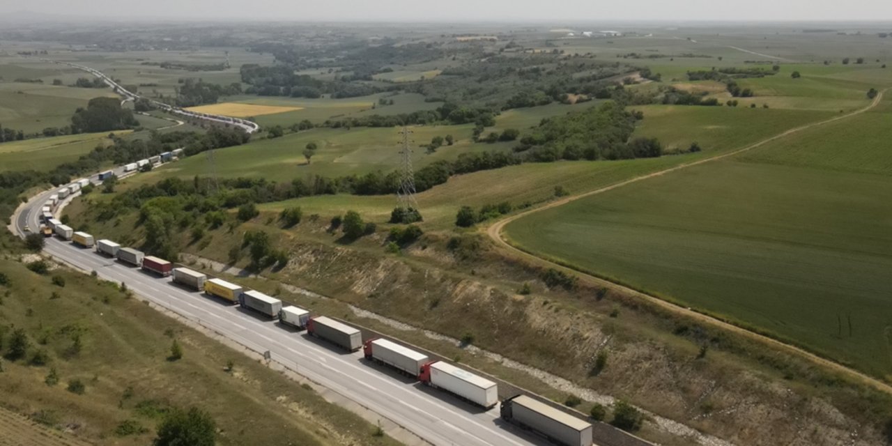 Sınır kapısında 38 kilometre kuyruk oluştu