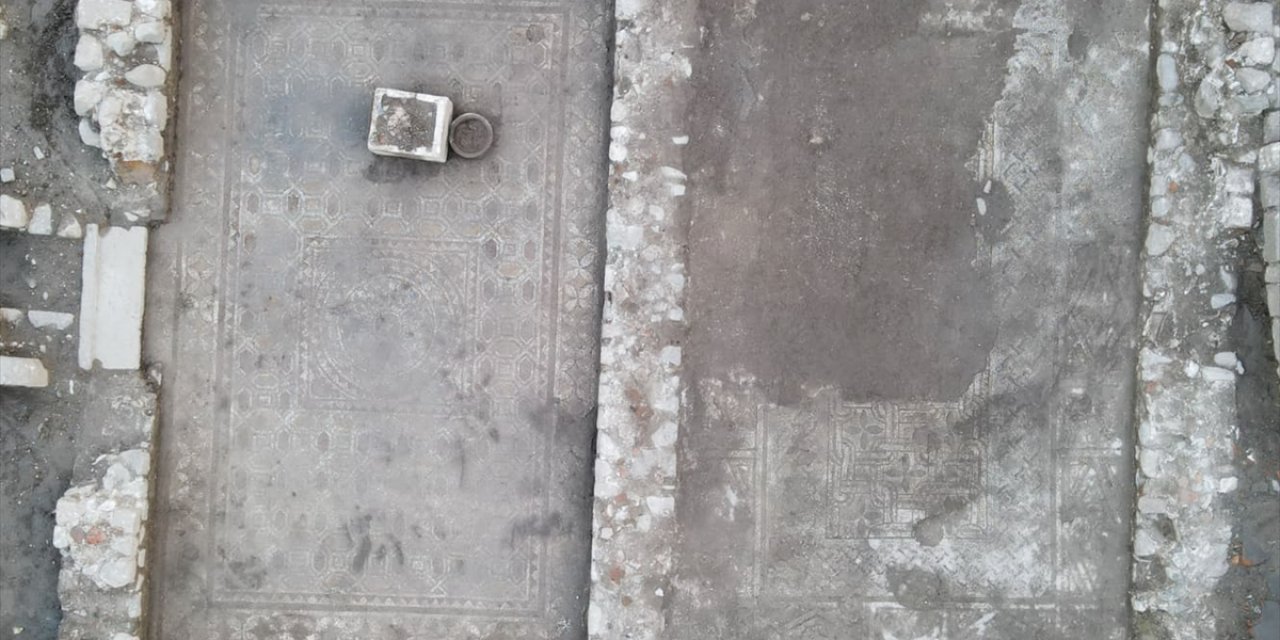 Bergama'da yaklaşık 1800 yıllık geometrik desenli mozaik bulundu