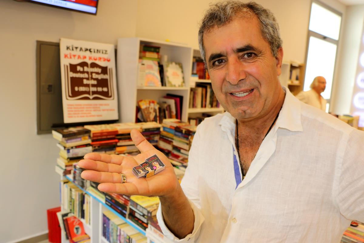 Türk şairden, 2,5 santimetrelik kitap
