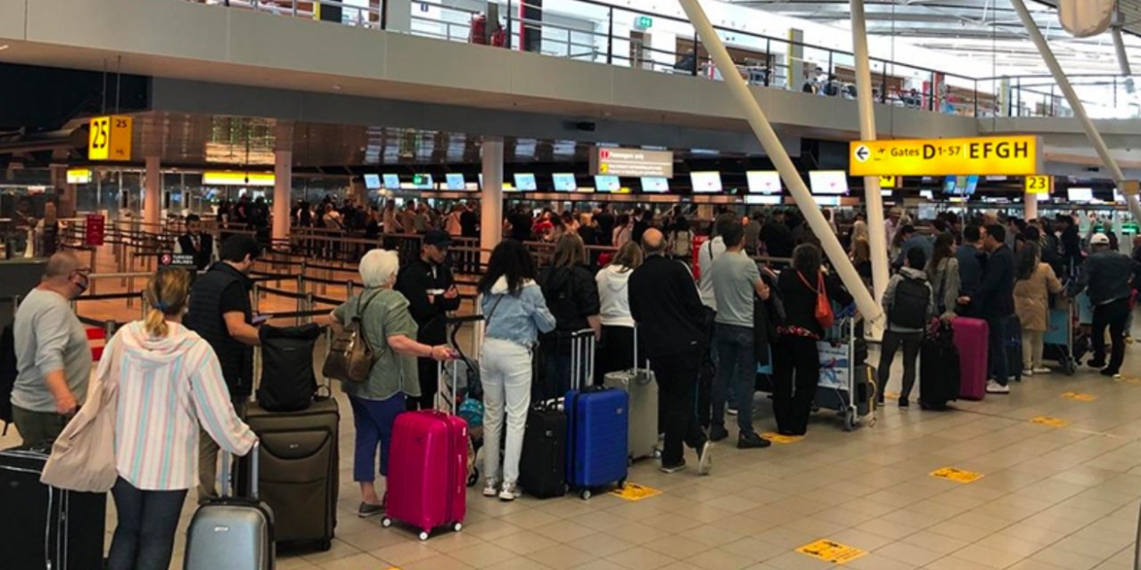 Amsterdam Schiphol Havalimanı'ndaki yoğunluğa çözüm bulunamıyor