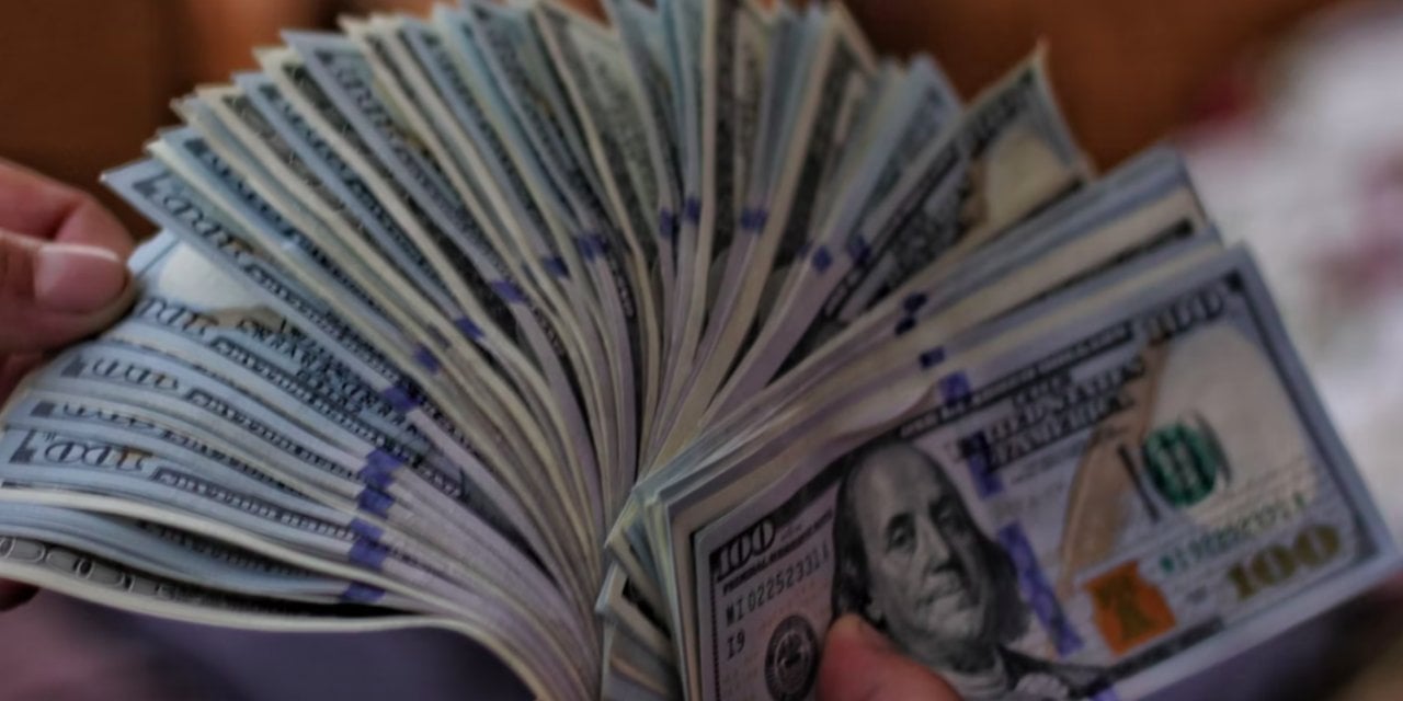 Bedava aldığı koltuğun içinden 36 bin dolar çıktı!