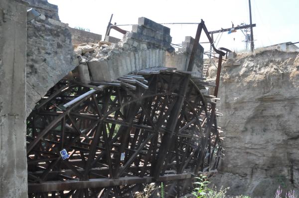 Restorasyon yaparken tarihi köprüyü yıktılar