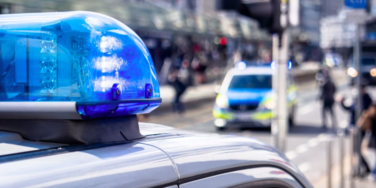 Kuzey Ren-Vestfalya'da şoke eden kaza! 8 yaşındaki çocuk arabayla dondurmacıya girdi...