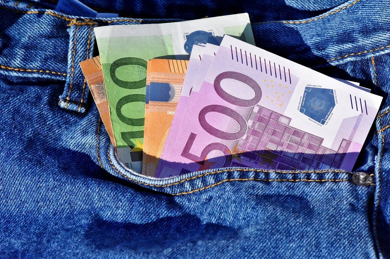 İstanbul'da "hırsız" diye bağırarak kuryeyi darbeden şüpheli 30 bin doları çaldı!