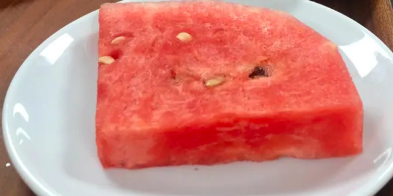 KYK yurdunda 1 dilim karpuzun fiyatı tepki çekti