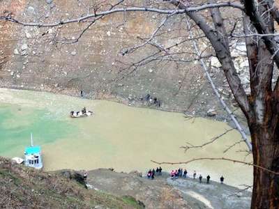 Baraj gölüne düşen iş makinası öperatörü suda kayboldu