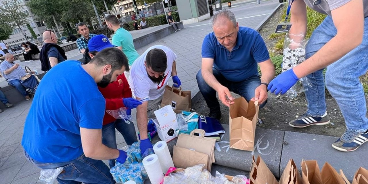 Almanya'da Türk gençleri sokakta yaşayanlara gıda yardımında bulundu
