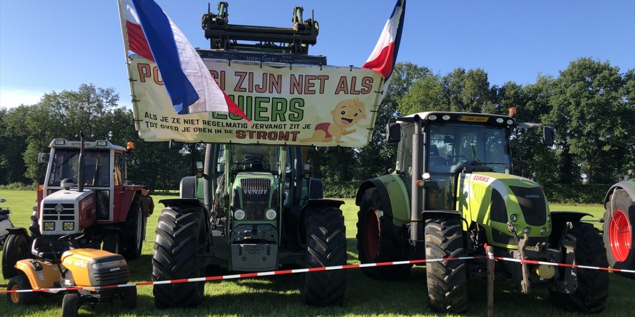Hollanda'da çiftçiler hükümetin tarım ve çevre politikalarını protesto ediyor
