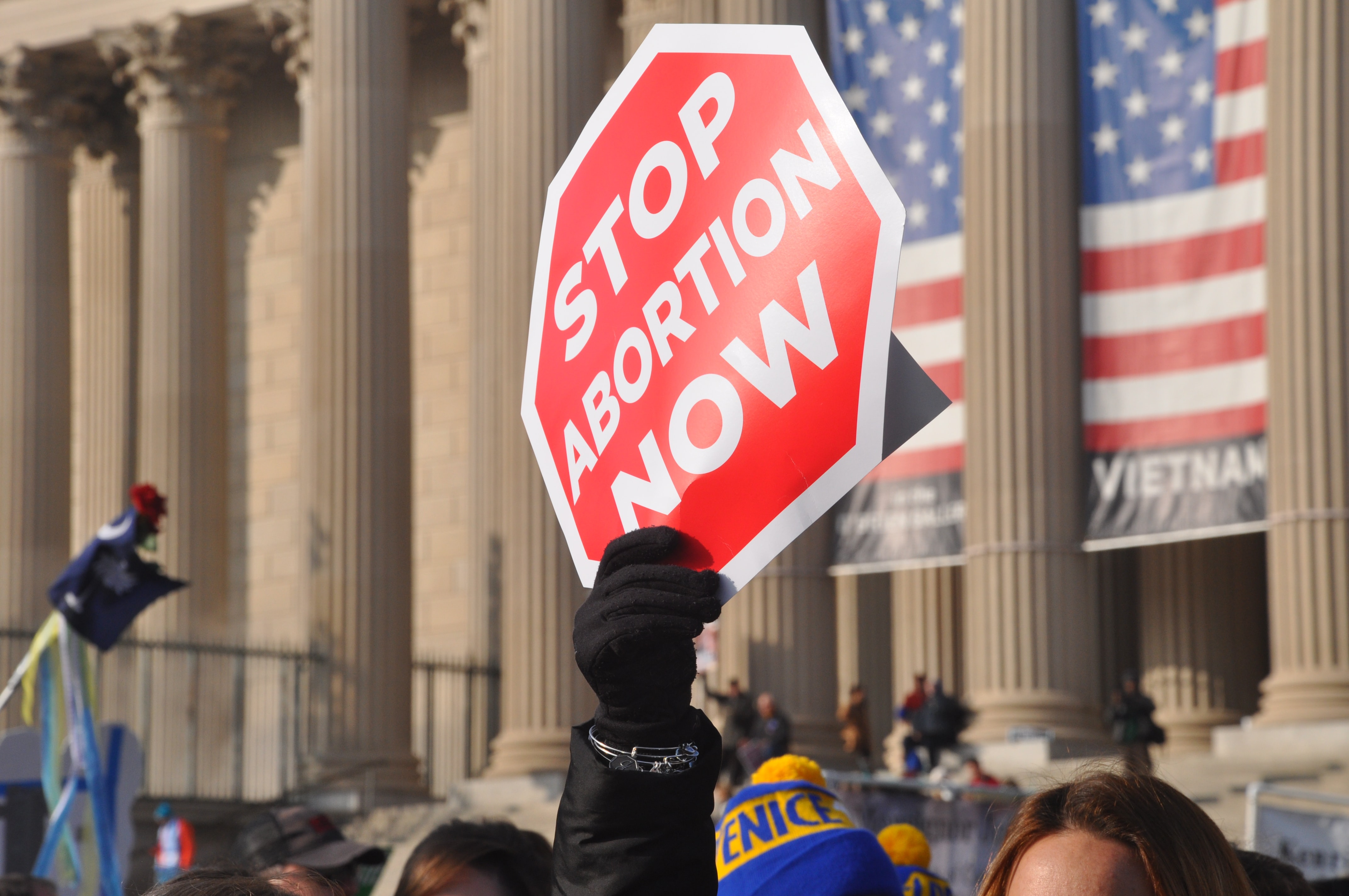 Движение против работы. Движение против абортов в США. США запрет. В Америке запретили аборты. Верховный суд США запретил аборты.
