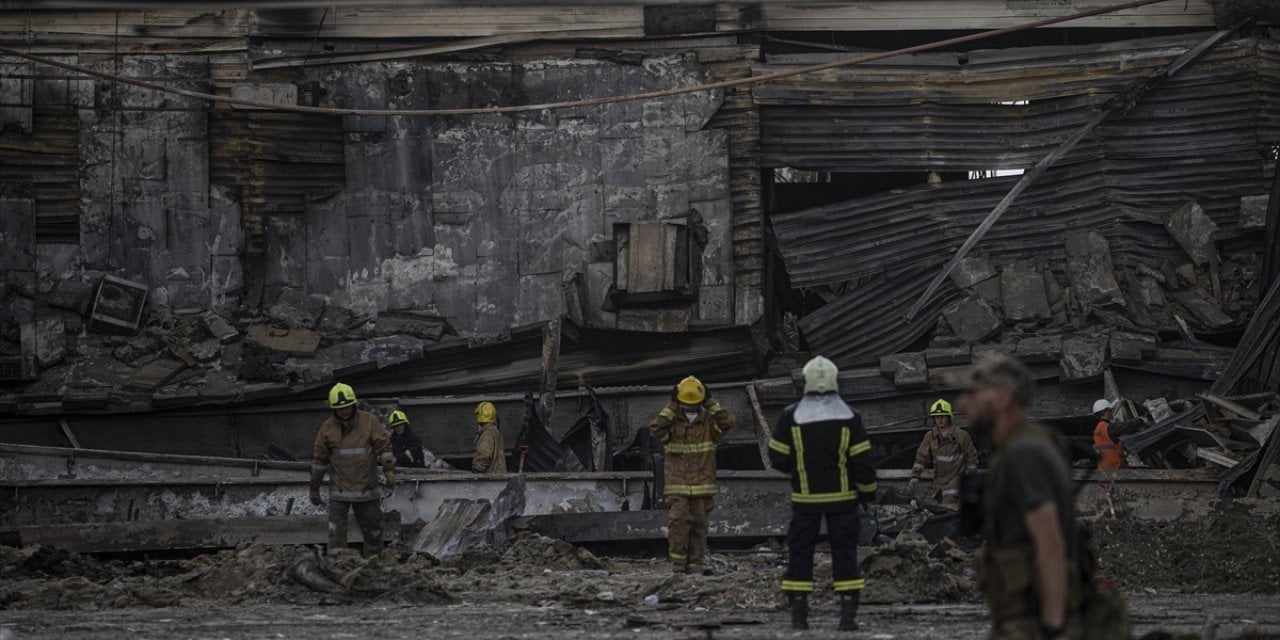 Ukrayna'da Kremençuk kentinde vurulan alışveriş merkezinde saldırı izleri silinmeye çalışılıyor