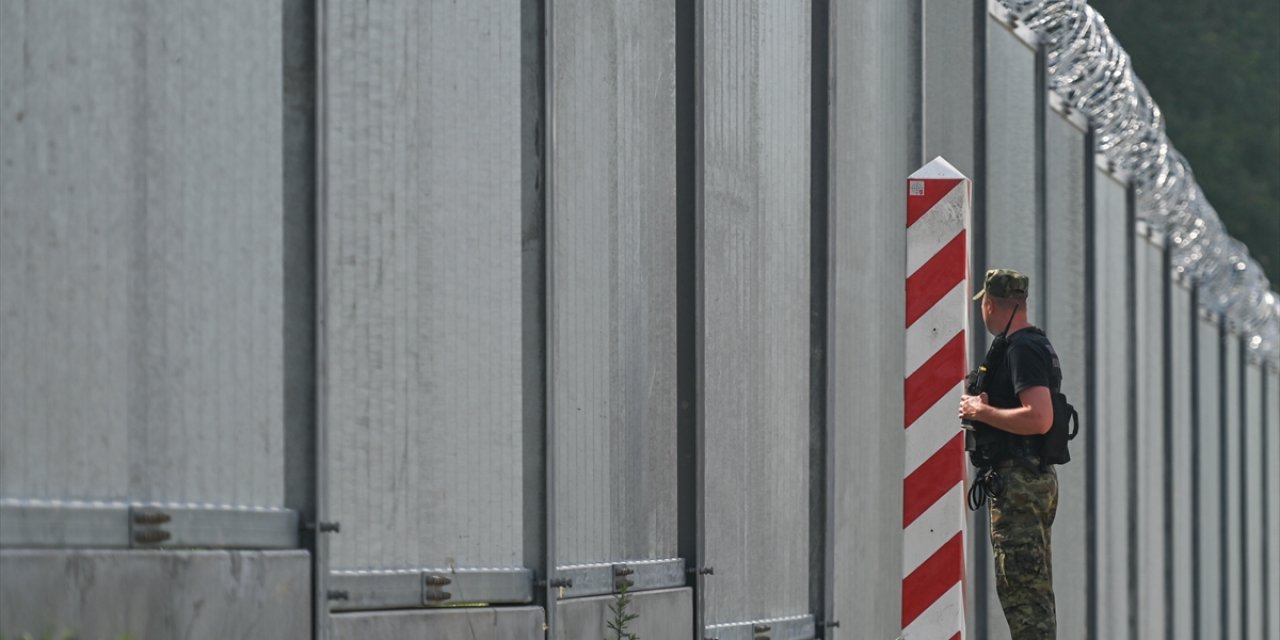 Polonya'nın göçmenlerin geçişini engellemek için Belarus sınırına inşa ettiği çelik duvar tamamlandı