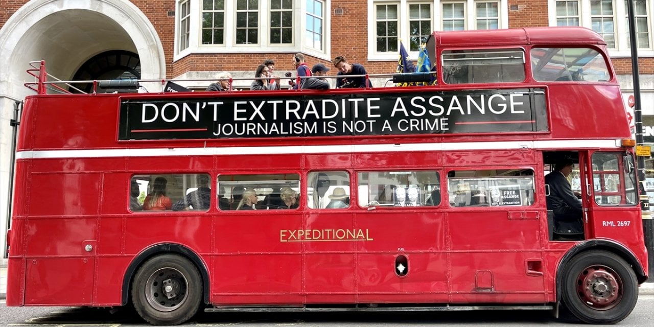 WikiLeaks Kurucusu Assange'ın ABD'ye iade kararına karşı otobüsle protesto düzenlendi