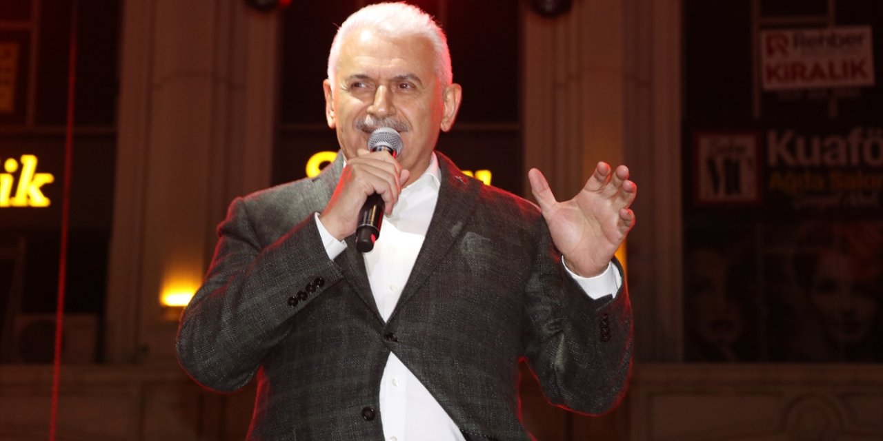 Binali Yıldırım'ın konserde türkü söylediği anlar sosyal medyada gündem oldu!