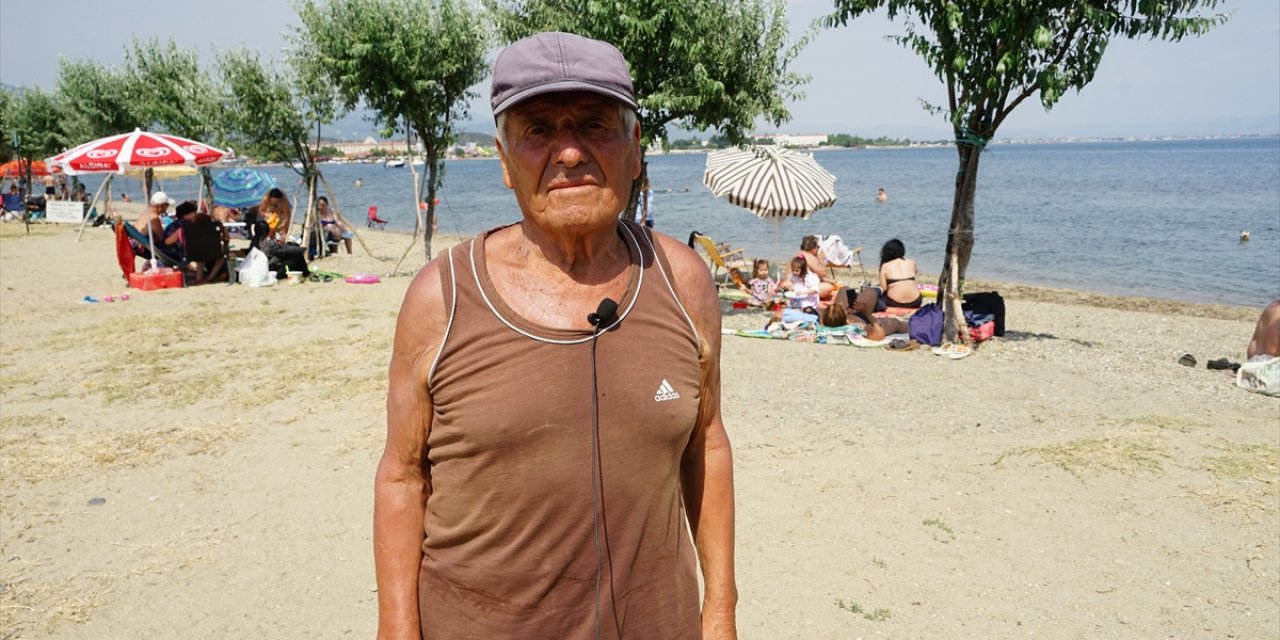 Emekli gurbetçi Güre sahiline diktiği iğde ağaçlarıyla her gün ilgileniyor