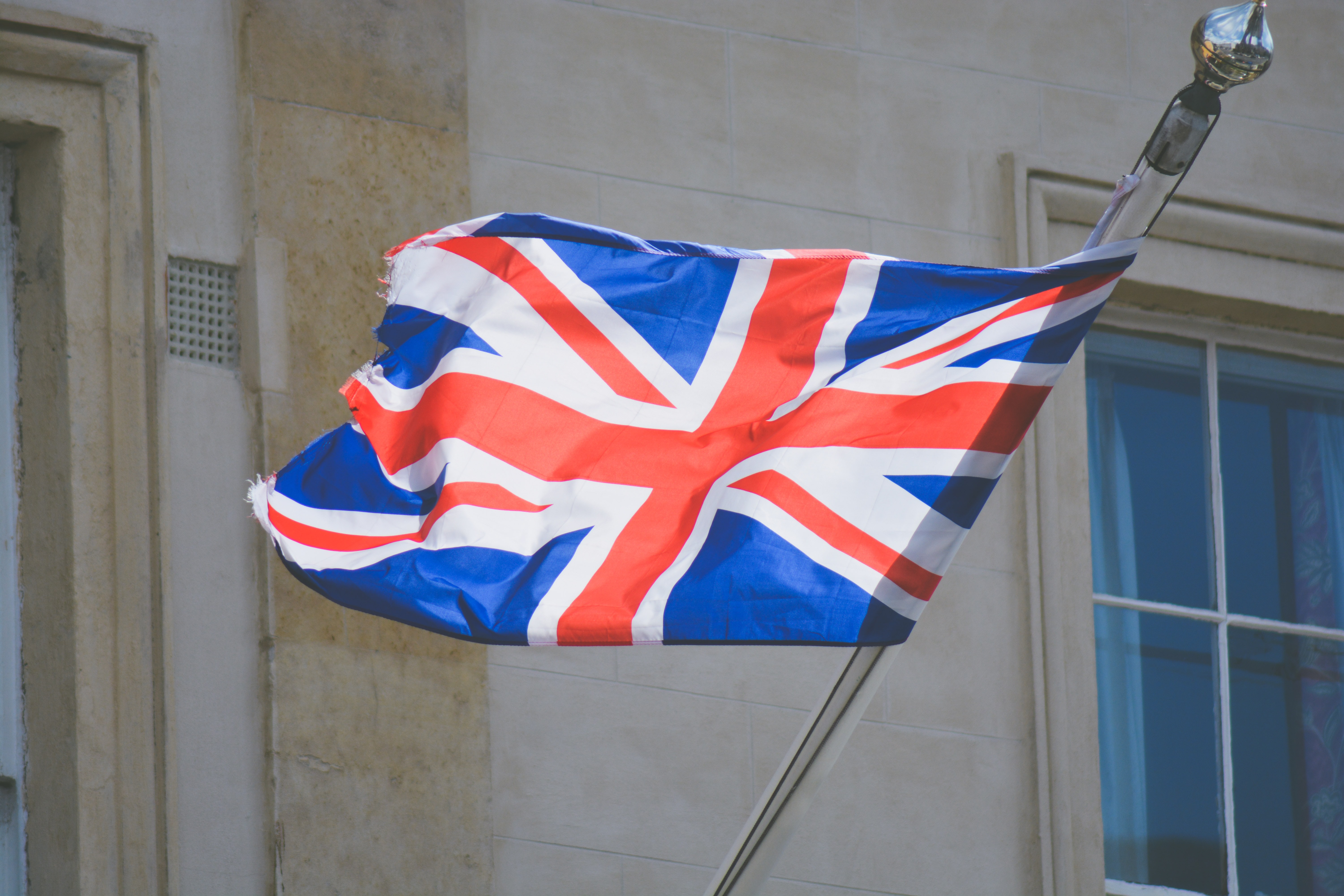 İngiltere Başbakanı Johnson partisinin liderliğinden istifa etti