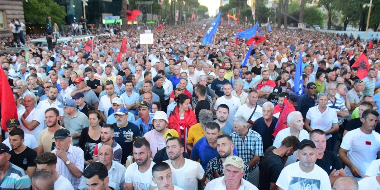 Arnavutluk'ta hükümet karşıtı protesto düzenlendi