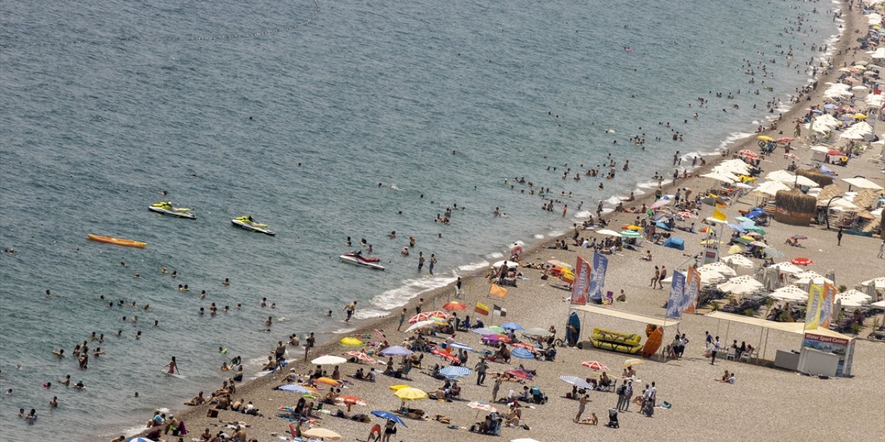 Antalya sahillerinde bayram tatili yoğunluğu yaşanıyor