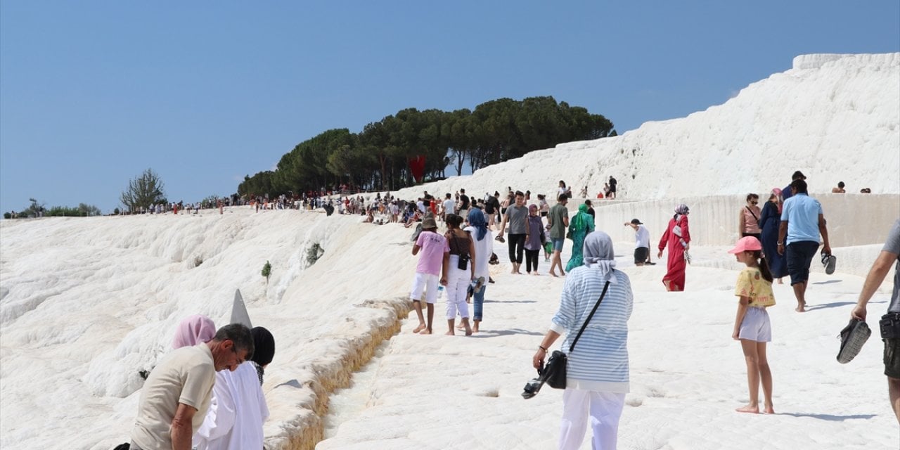 Pamukkale bayramda yoğun ziyaretçi ağırlıyor