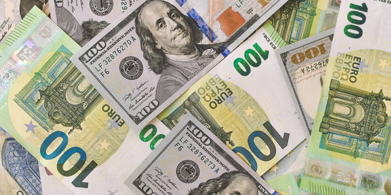 Euro ve dolar 20 yıl sonra ilk kez eşit seviyeye geldi