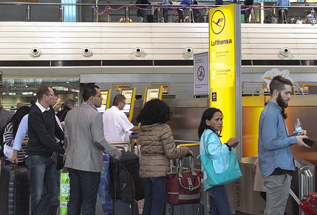 Lufthansa bin uçuşunu iptal etti
