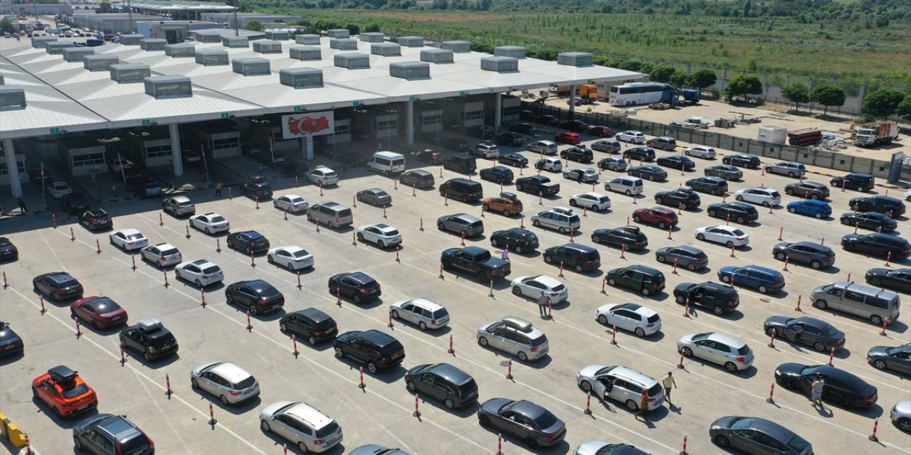 Yıllık izinlerini memleketlerinde geçirecek gurbetçiler vatanlarına ulaşmanın mutluluğunu yaşıyor
