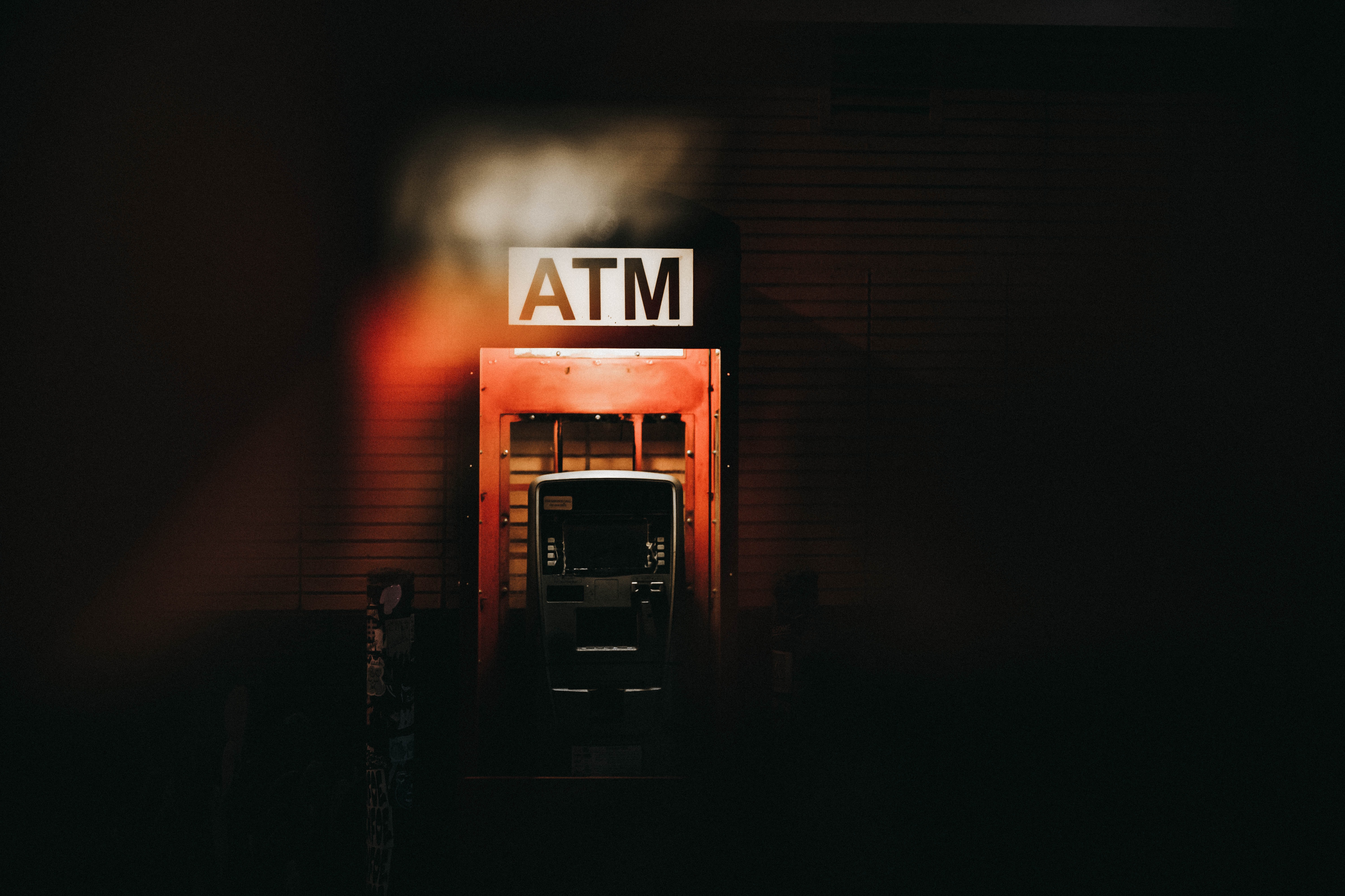 Hollanda'da akıllara durgunluk verecek hırsızlık... Marketteki ATM'yi patlattılar!