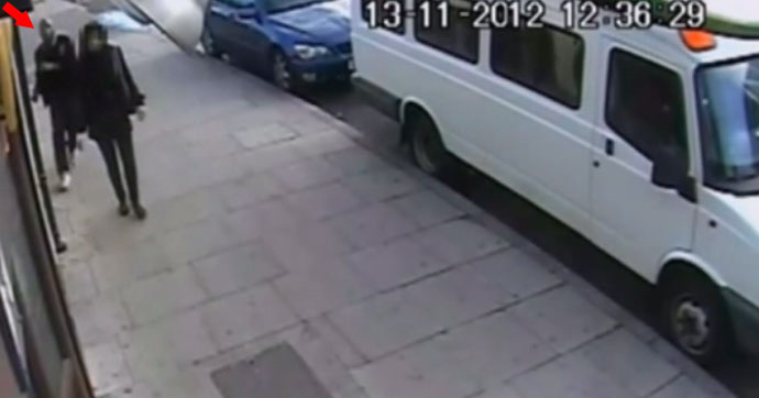 Londra'da başörtülü kadına saldırı (video)