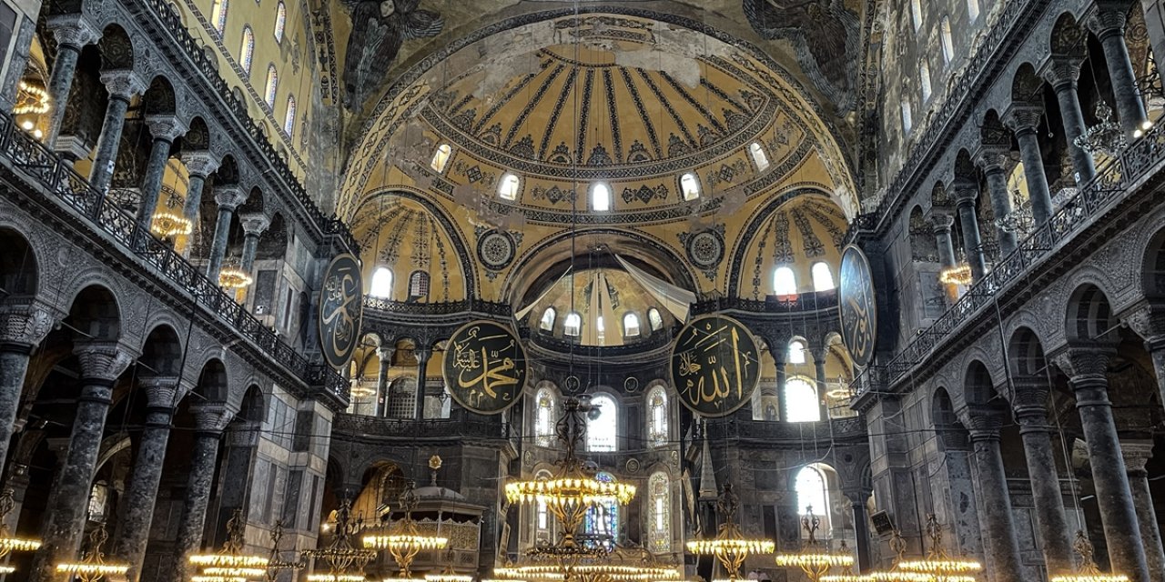 Ayasofya'da ibadete açılışının ikinci yıl dönümünde ziyaretçi yoğunluğu yaşanıyor