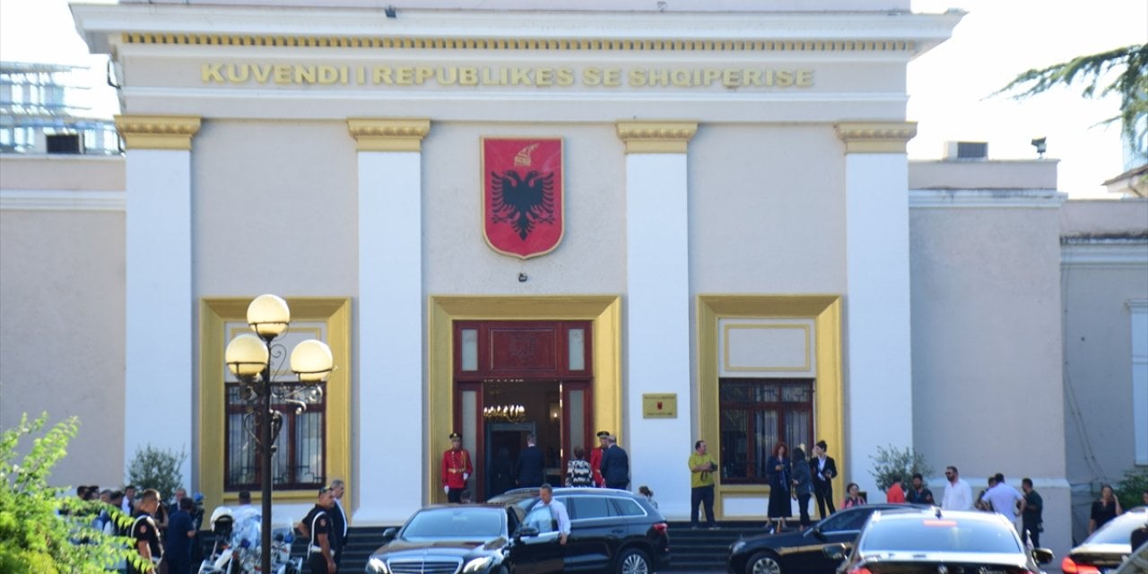 Arnavutluk'un yeni Cumhurbaşkanı Begaj görevine başladı