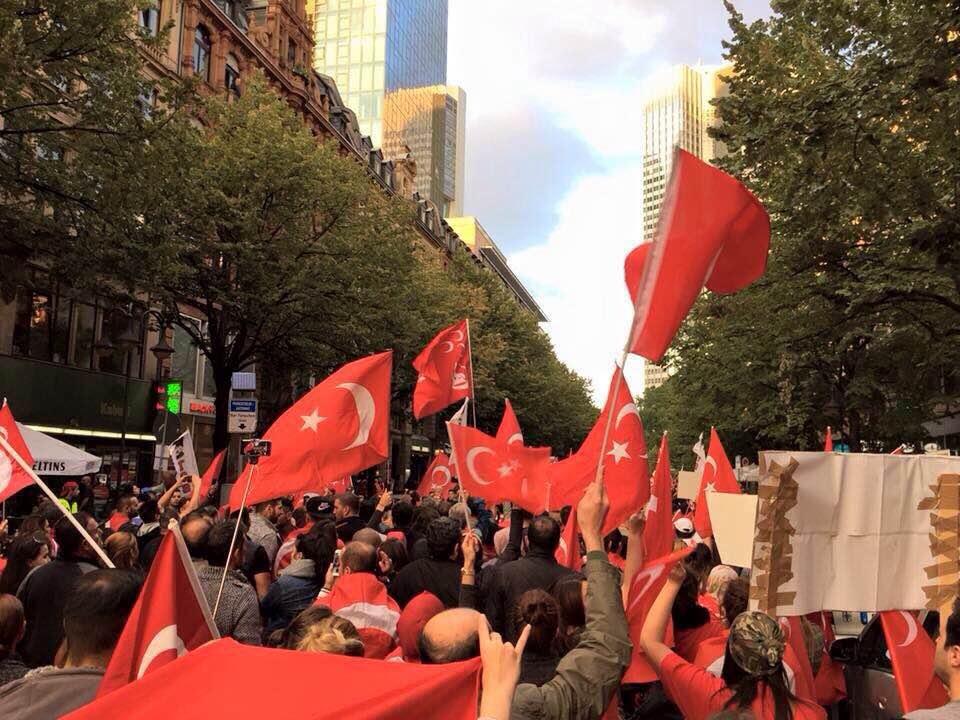 Frankfurt'ta Türklerle PKK'lılar arasında gerginlik