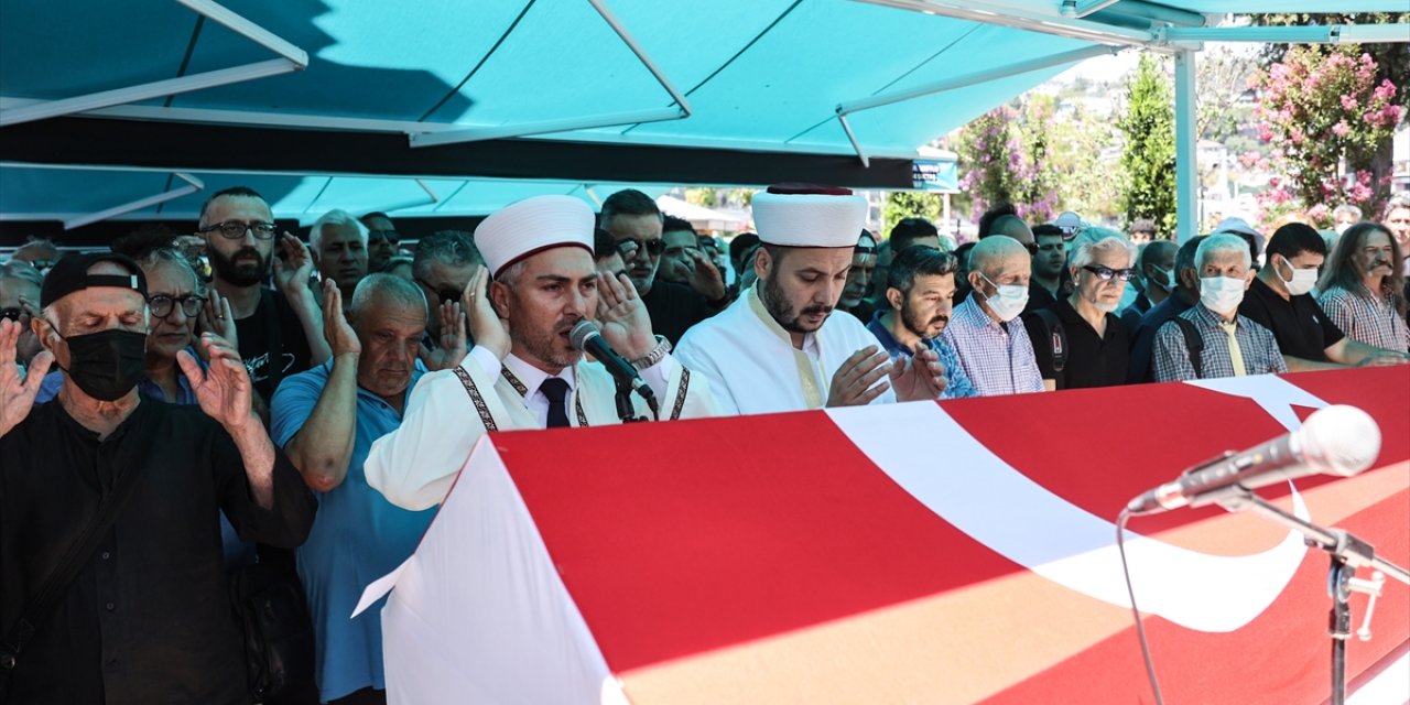 Sanatçı İlhan İrem son yolculuğuna uğurlandı