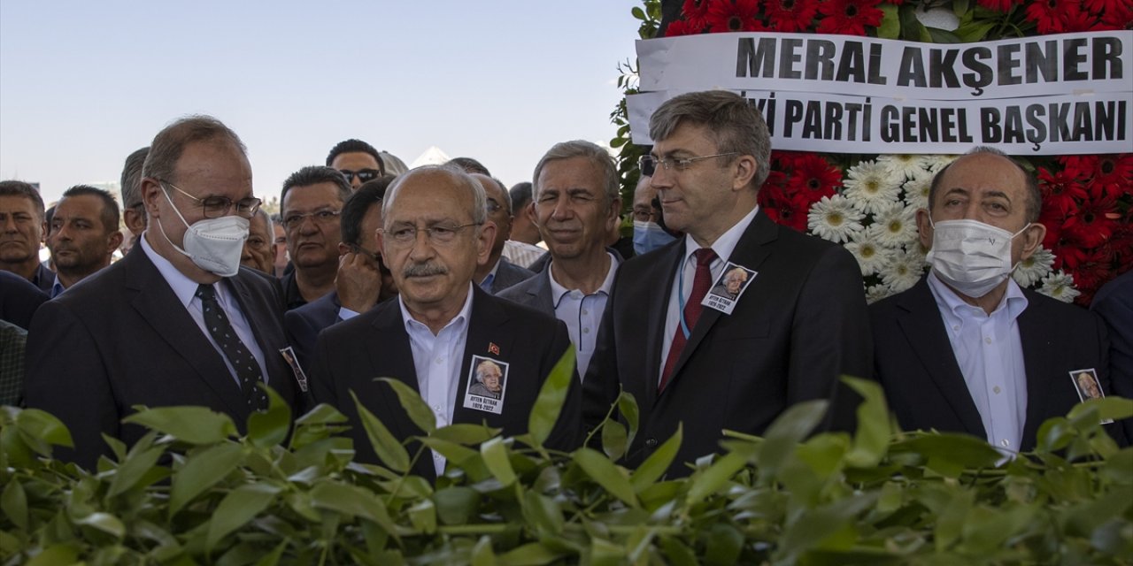 Kılıçdaroğlu, CHP Sözcüsü Faik Öztrak'ın annesinin cenaze törenine katıldı