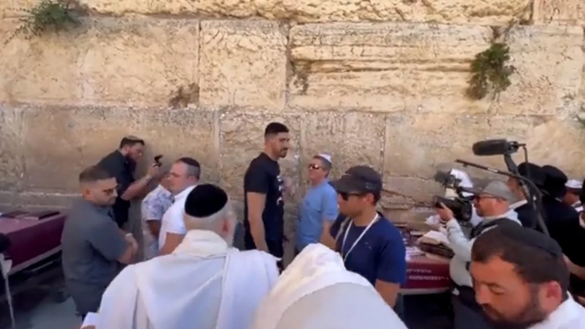 FETÖ’nün göz bebeği Enes Kanter Ağlama Duvarı’nda