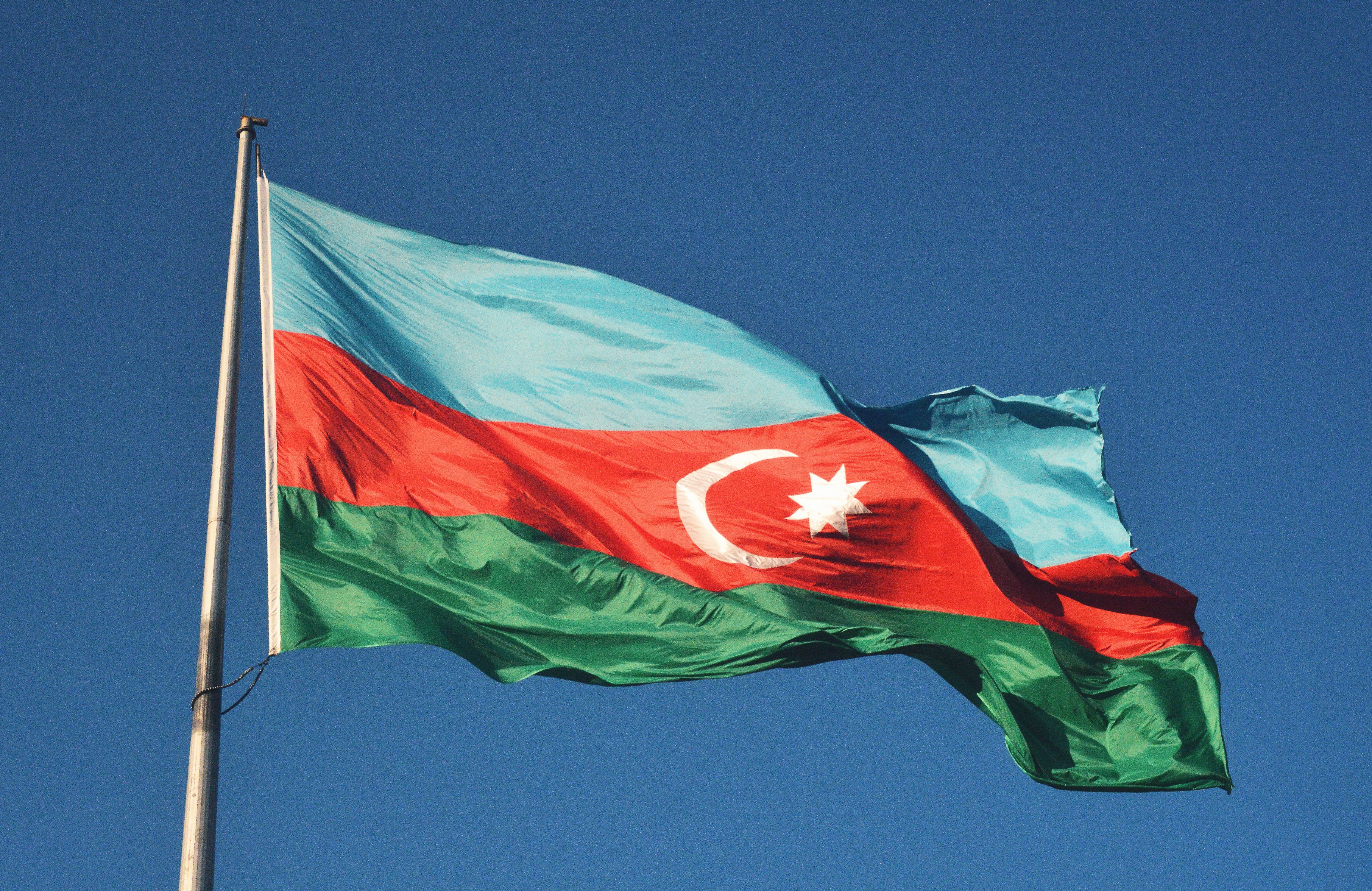 Azerbaycan'ın Londra Büyükelçiliği saldırıya uğradı