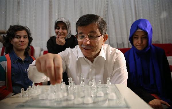 Blick: Davutoğlu’nun işi zor