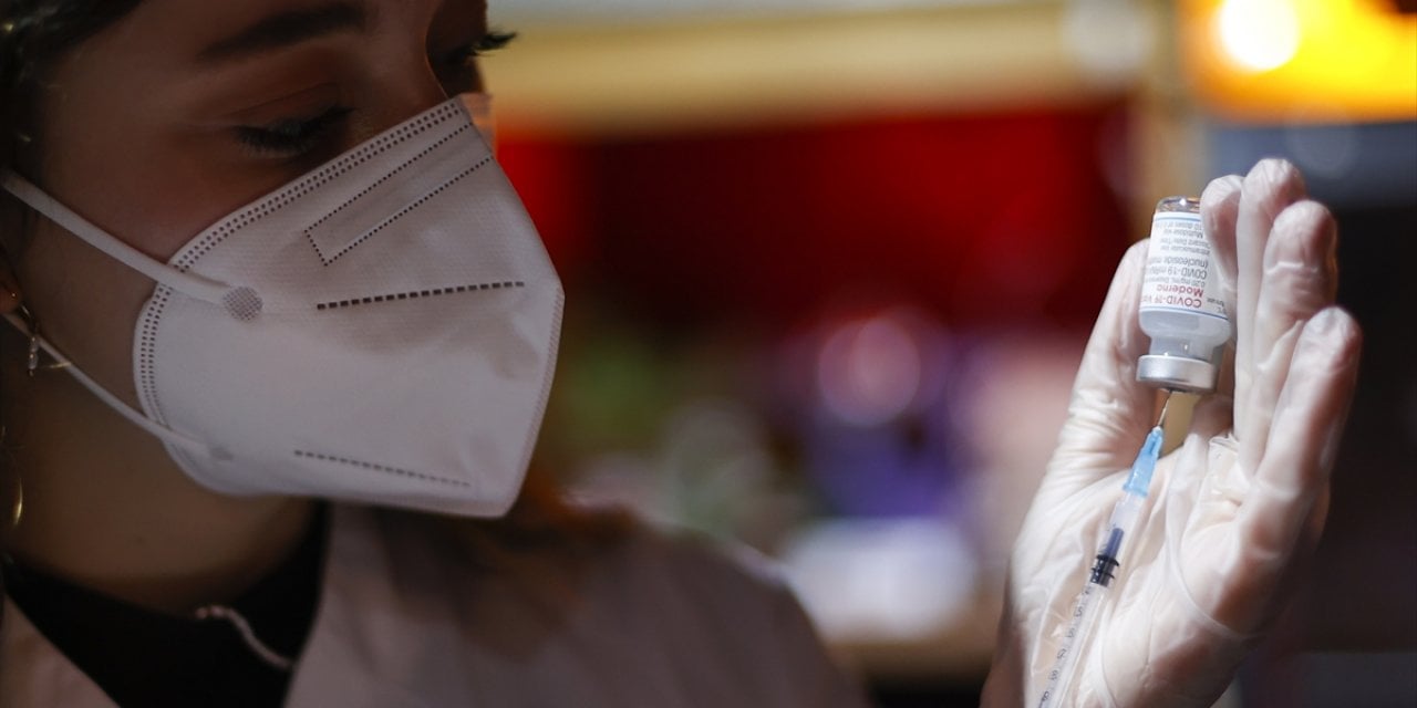 AB ilaç düzenleyicisi, Pfizer/BioNTech'in varyantlara uyumlu aşısını inceliyor