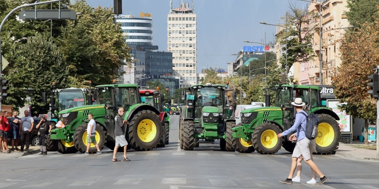 Sırbistan'daki çiftçiler, traktörlerle kentteki iki kavşağı trafiğe kapattı