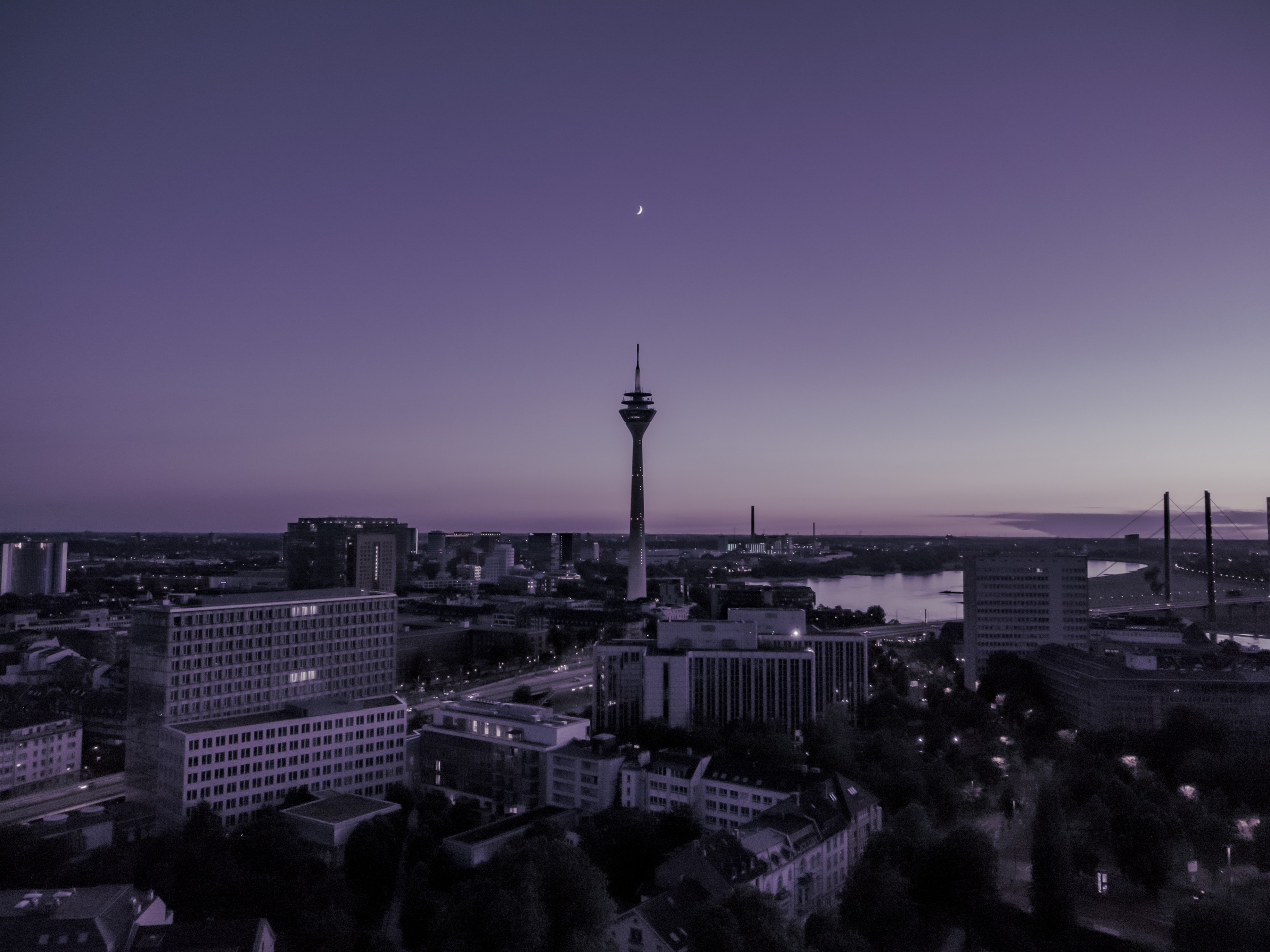 Düsseldorf'ta hava bombası alarmı... 17 bin kişi tahliye edildi!