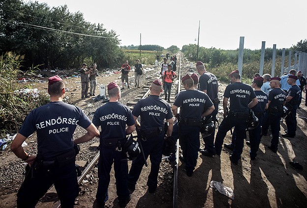 Macar polisi sınırda etten duvar ördü