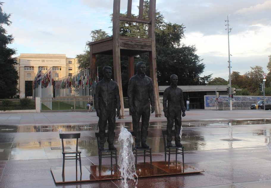 Snowden, Assange ve Manning heykelleri BM binası önünde