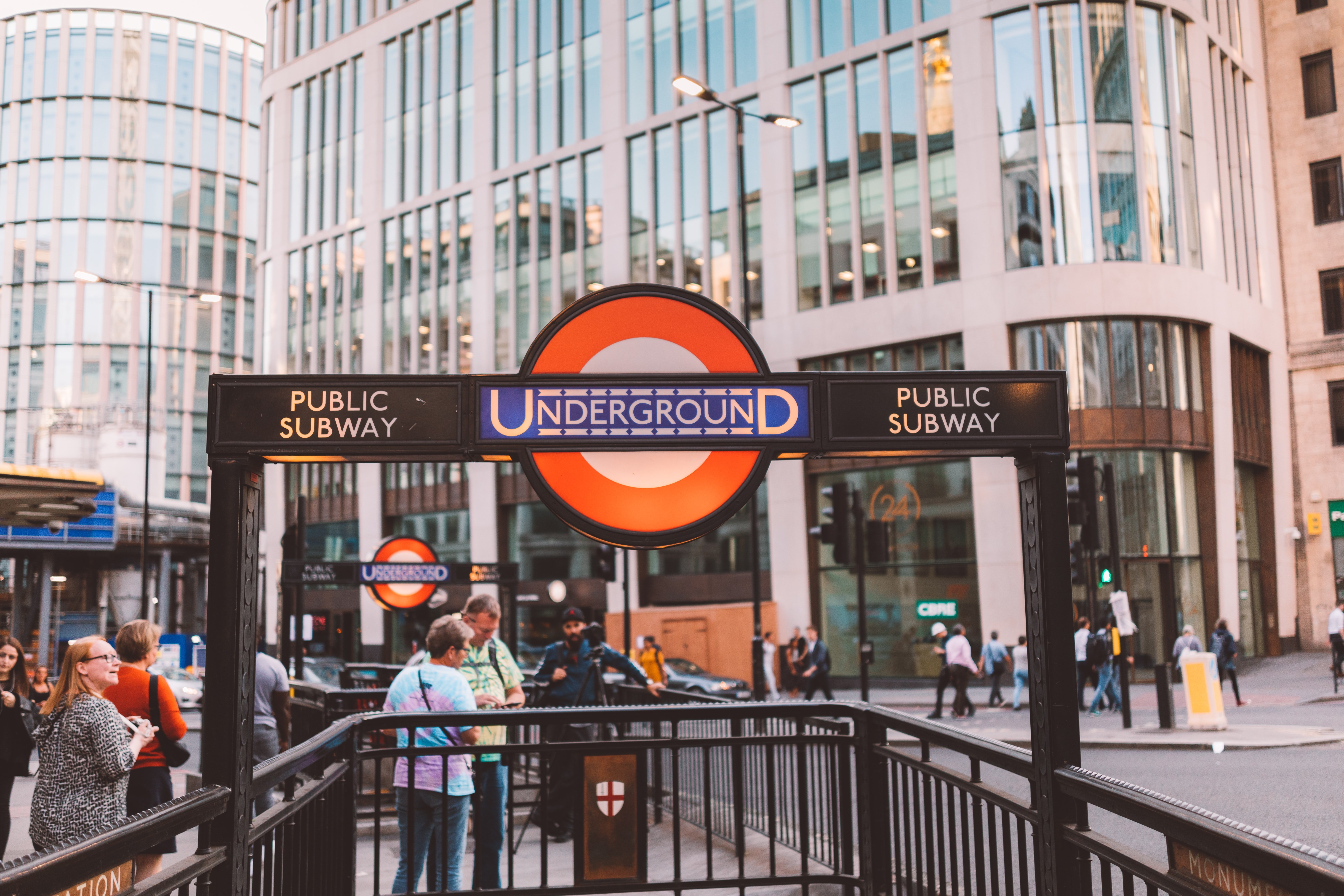 Londra'da metro çalışanları ve otobüs şoförleri greve gitti