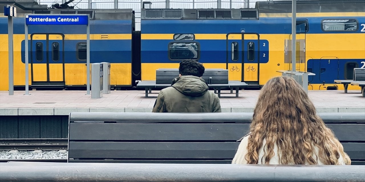 Hollanda'da demir yolu çalışanlarının yaptığı grev hayatı olumsuz etkiliyor