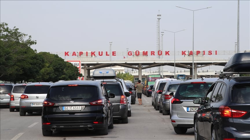 Dönüş yapan gurbetçiler 6 saat sınır kapısında bekledi