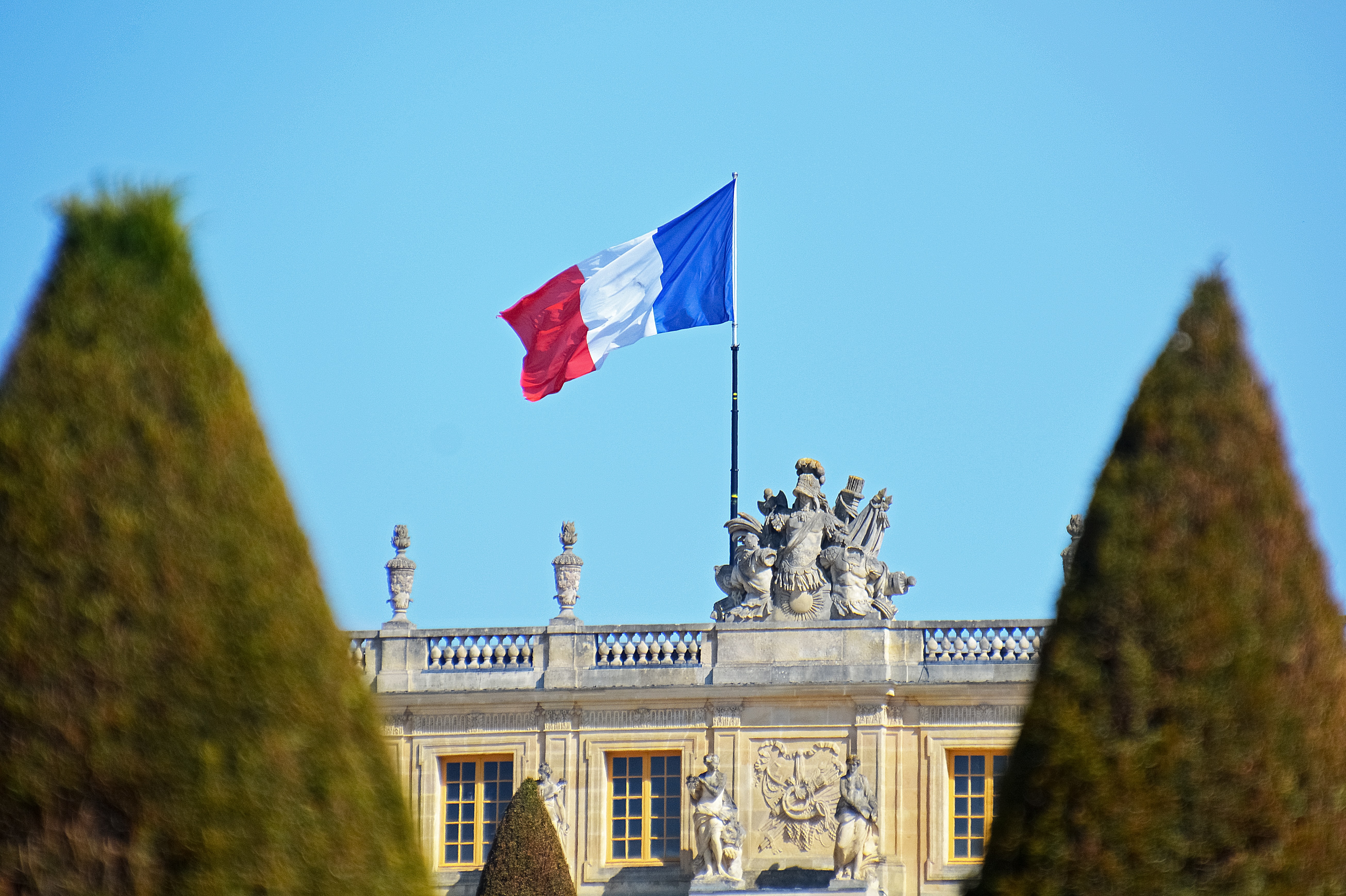 Macron'a hakaret ve protesto