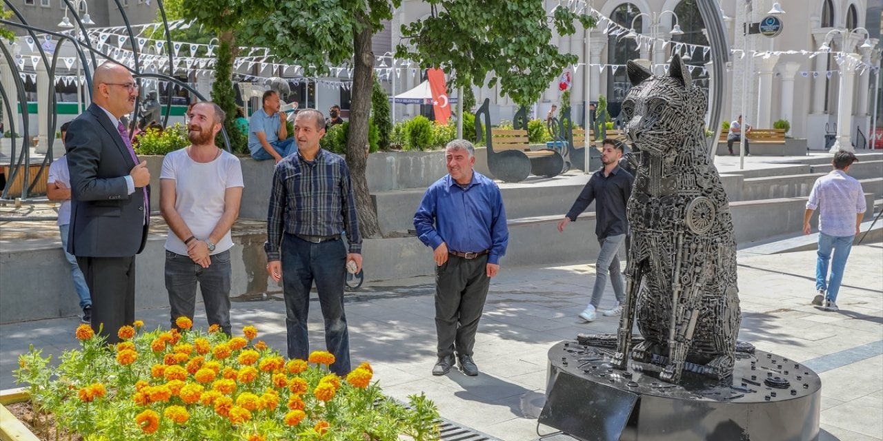 650 kilogramlık Van Kedisi heykeli
