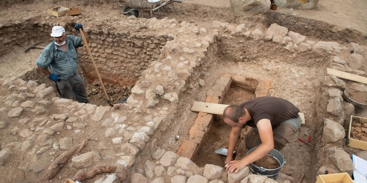 Antik Çağ'ın "Kuş Kahini Markos"un mezarı Bergama'da bulundu