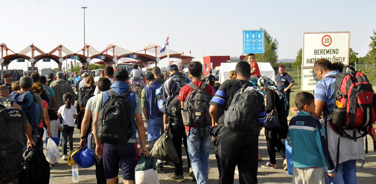 Mülteciler Macaristan'daki kamplara taşınıyor