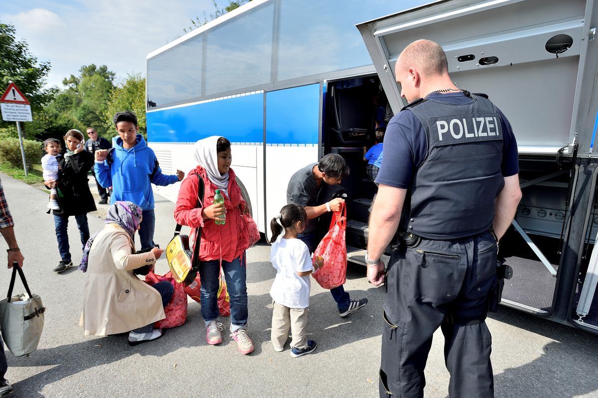 Alman polisi sığınmacıları durdurdu